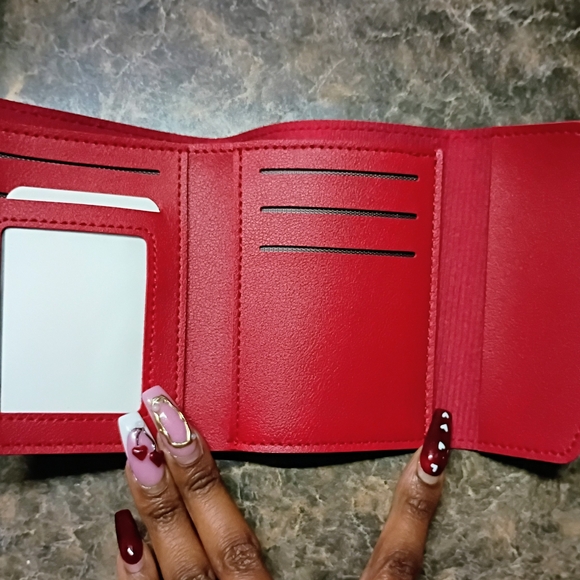 Red Heart Clasp Women's Wallet - Picture 3 of 3